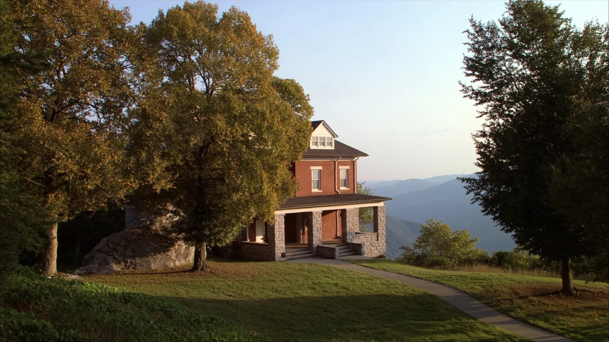 Bluff-edge home on Signal Mountain